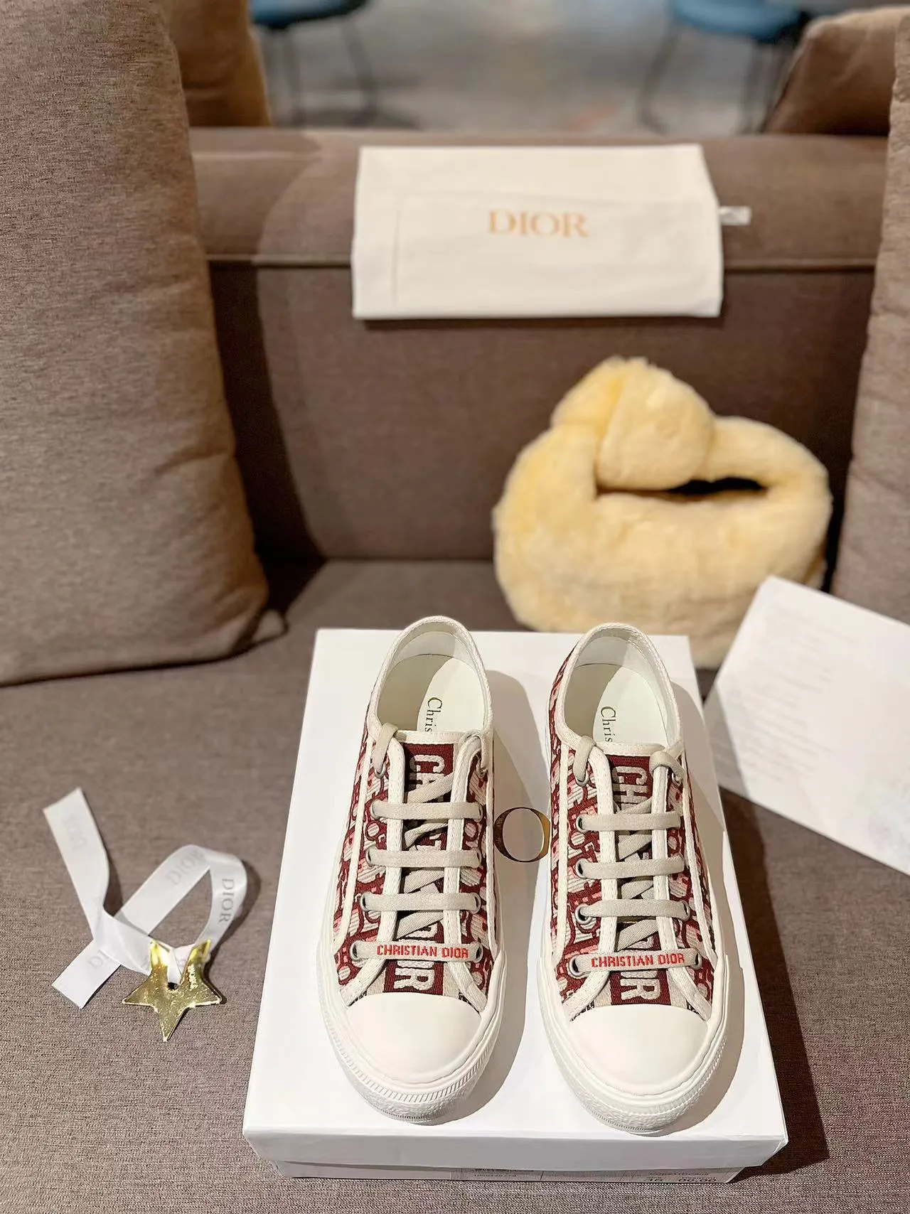 👟👟Ex-factory price 500👟👟 New arrival at D home, synchronized with the official website WALK N DIOR embroidered canvas shoes series, 100% cotton silk double-sided three-dimensional embroidery All the materials of this shoe are original molds, right down to the hardware, laces, outsole, PU midsole...the upper fabric is made of double-sided pure cotton silk three-dimensional electric embroidery. Each style looks colorful, but it does not make it difficult to match clothes. The entire series is like a piece of handicraft, unique!  ▪️Inner lining: full-grain mixed sheep and sheepskin ▪️Foot pads: same color cowhide, comfortable to the feet ▪️My last style is exactly the same as ZP, welcome to compare. My color scheme is the most complete, and the counter has a full set of packaging. Code number: 35-41